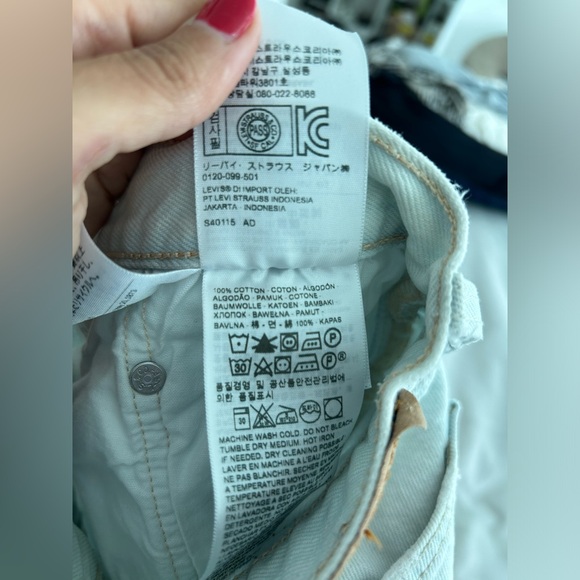 Levi’s 501 light wash cut-off denim shorts (29) - Picture 5 of 6